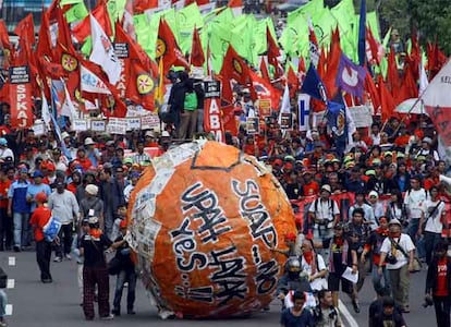 Una marcha por las calles del centro financiero de la capital de Indonesia.