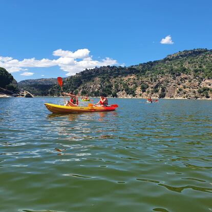 Dos personas montan en kayak en el pantano de San Juan.