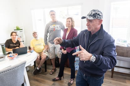 El senador por Arizona Mark Kelly (derecha) en un acto electoral en una vivienda particular de Casa Grande junto a la aspirante a congresista demócrata Kirsten Engel (tercera por la izquierda).