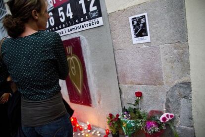 Una mujer mira la foto de Benítez, frente a su casa.