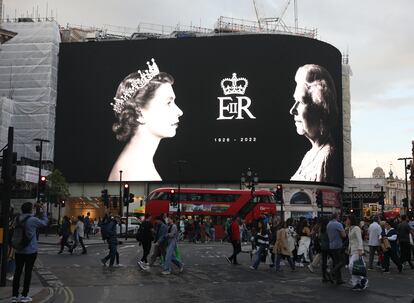 Una fotografía homenaje a la reina Isabel II, este viernes, en Picadilly Circus, Londres.