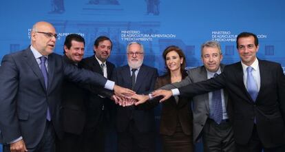 Cañete, en el centro, sella el pacto con los consejeros de las cinco comunidades. A su derecha, el secretario de Estado, Federico Ramos. 