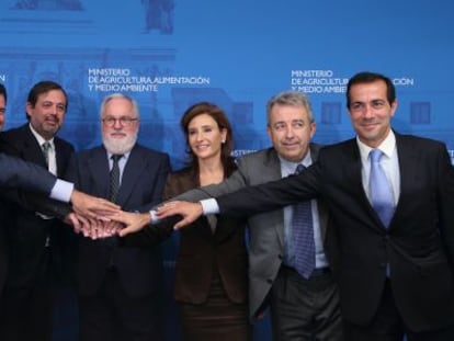 Cañete, en el centro, sella el pacto con los consejeros de las cinco comunidades. A su derecha, el secretario de Estado, Federico Ramos. 
