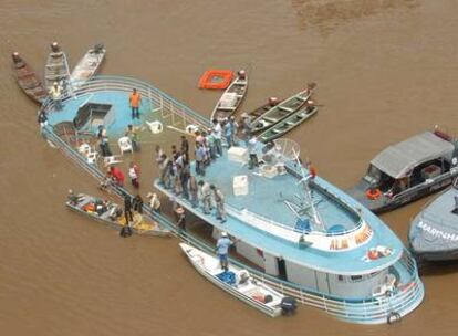 Imagen del barco Almirante montero mientras es socorrido por las autoridades