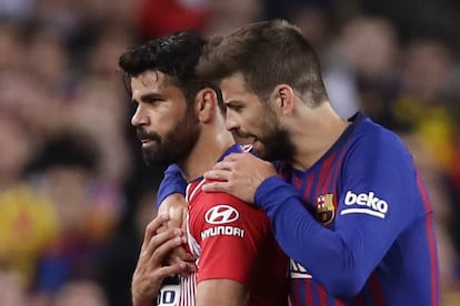 Gerald Piqué (a la izquierda) habla con el delantero del Atlético Diego Costa, quien fue expulsado con una tarjeta roja por insultar al árbitro Jesús Gil Manzano.