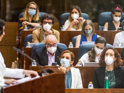 La diputada de Más Madrid Mónica García escucha la intervención de Isabel Díaz Ayuso.