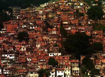Cientos de chabolas se agolpan en la colina de una de las favelas de Río de Janeiro.