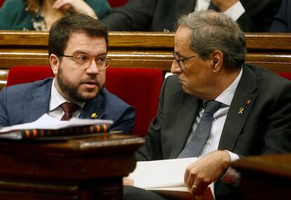 El presidente de la Generalitat, Quim Torra (derecha), junto a su vicepresidente, Pere Aragonés, en el pleno del Parlament.