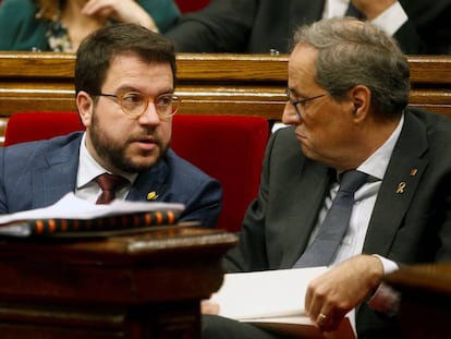 El presidente de la Generalitat, Quim Torra (derecha), junto a su vicepresidente, Pere Aragonés, en el pleno del Parlament.