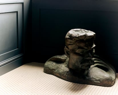 Un busto del escritor ruso Maxim Gorky en la casa londinense de Rupert Everett.