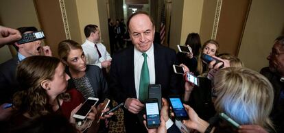 El senador republicano de Alabama Richard Shelby a la salida de las conversaciones sobre seguridad fronteriza en el Capitolio, en Washington, DC (EE UU).