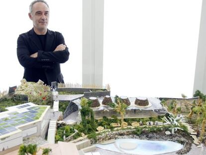 El cocinero Ferran Adri&agrave;, durante la presentaci&oacute;n esta ma&ntilde;ana en Barcelona de la maqueta de El Bulli Foundation.
