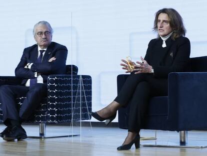 El consejero delegado de Endesa, José Bogas, y la vicepresidenta cuarta y ministra para la Transición Ecológica y el Reto Demográfico, Teresa Ribera, en el XI Spain Investors Day, este miércoles.