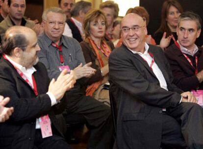 Txarli Prieto, Javier Rojo y Ramón Jáuregui durante el último congreso del PSE alavés.