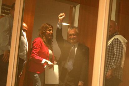 Griñán saluda victorioso en el hotel donde sigue los resultados de la noche electoral.