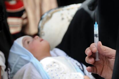 <p>Yemen se enfrenta también a una de las peores epidemias de cólera de su historia, agravada por el deterioro de las condiciones de higiene y saneamiento y las interrupciones en el suministro de agua en el país y la recogida de basura. El año pasado, se registraron más de medio millón de casos sospechosos y casi 2.000 muertos.</p> <p>En la imagen, una enfermera prepara para un bebé una vacuna antidiftérica.</p>
