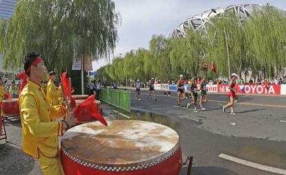 Un grupo de tambores animan a los atletas en el recorrido de 20 kilómetros marcha, donde ganó la medalla de oro el español Miguel Ángel López.