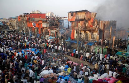 Trabajos de rescate durante el incendio que estalló en una zona pobre de Bombay (India).