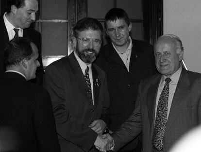 7 de octubre de 1998. Gerry Adams, líder del Sinn Fein del Ulster (c), flanqueado por Joseba Egibar, del PNV (i) y Arnaldo Otegi, de Herri Batasuna (d), durante su visita al País Vasco para apoyar el proceso de paz abierto tras la tregua anunciada por ETA.