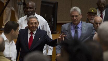 En esta foto de Cubadebate, se ve a Raúl Castro y a Miguel Diaz-Canel hoy a su llegada a la Cámara en La Habana.