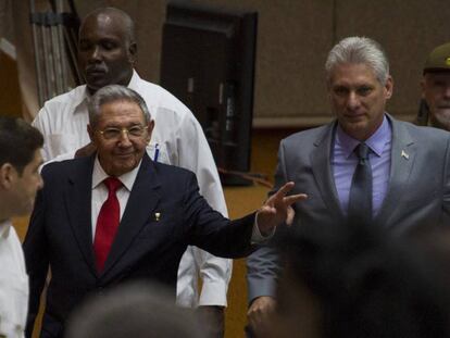 En esta foto de Cubadebate, se ve a Raúl Castro y a Miguel Diaz-Canel hoy a su llegada a la Cámara en La Habana.