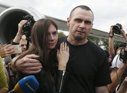 El cineasta ucraniano Oleg Sentsov abraza a su hija a su llegada al aeropuerto de Boryspil, en las afueras de Kiev, después de quedar en libertad por el Gobierno ruso.