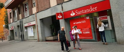 Una sucursal de Banco Santander, en Barcelona.