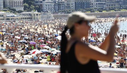 Turistas en la playa en San Sebastián