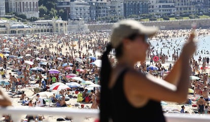 Turistas en la playa en San Sebasti&aacute;n