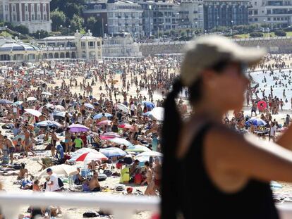 Turistas en la playa en San Sebasti&aacute;n