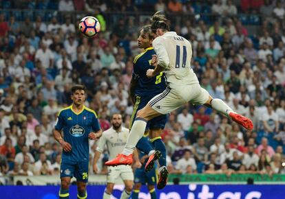 Gareth Bale (d) del Real Madrid y Hugo Mallo del Celta de Vigo, antes de golpear de cabeza la pelota.