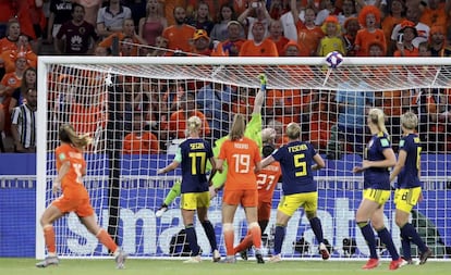 Uma das intervenções de Hedvig Lindahl, a goleira sueca, na semifinal contra a Holanda.