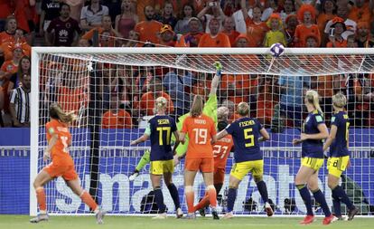 Uma das intervenções de Hedvig Lindahl, a goleira sueca, na semifinal contra a Holanda.