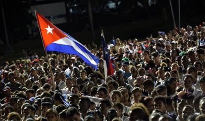 Cubanos asisten a una ceremonia de despedida de Fidel Castro ayer sábado 3 de diciembre en la Plaza de la Revolución Antonio Maceo de Santiago de Cuba (Cuba).