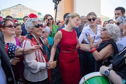 La ministra de Trabajo, Yolanda Díaz, junto con un grupo de mujeres vestidas de flamencas.
