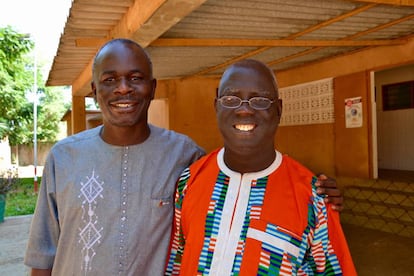 Los hermanos François Faye (izquierda), director del hospital, y Jean Ada Diouf.