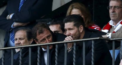 Simeone, en la grada del Calderón tras su expulsión contra el Málaga.