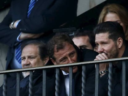 Simeone, en la grada del Calderón tras su expulsión contra el Málaga.