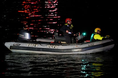 Un equipo emergencias, durante las labores de búsqueda en el en el río Potomac.