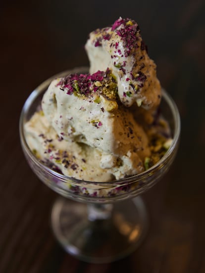 Helado de pistacho con pistachos picados, agua de ahazar y pétalos de rosa.