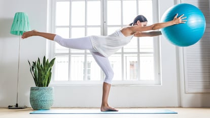 La pelota de pilates alivia los dolores y fortalece todo el cuerpo. GETTY IMAGES.