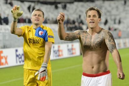 Los jugadores de FC Sion Vanins (i) y Ziegler.