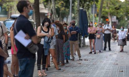 Cua de persones al laboratori Echevarne de Barcelona per fer-se anàlisis i altres proves, com la PCR per via privada.