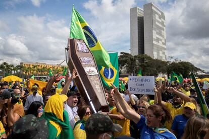 Manifestantes carregam caixão com imagens dos novos desafetos do presidente, dentre eles, o símbolo do MBL.