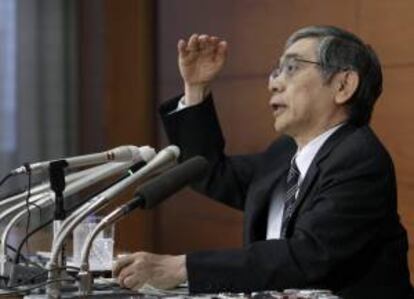 El gobernador del Banco de Japón, Haruhiko Kuroda, comparece en una rueda de prensa hoy en Tokio, Japón.