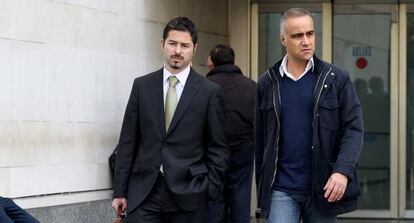 Sebastián García (derecha), junto a su abogado a la salida del juzgado.