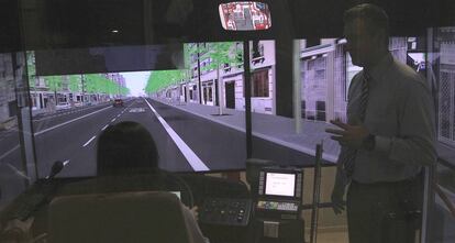 Una conductora de autobús de la EMT practica en el nuevo simulador de la empresa pública.