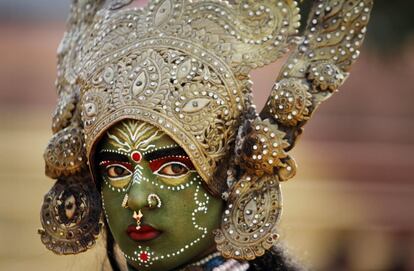 Una mujer vestida como la diosa hind Kali participa en una procesin en la vspera del festival Shivratri en Jammu (India).