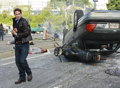 Imagen  de <i>FlashForward</i>, con Joseph Fiennes en el papel del agente del FBI Mark Benford.