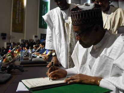 Muhammadu Buhari firma la adhesión de Nigeria al tratado comercial, este domingo en Niamey (Níger).